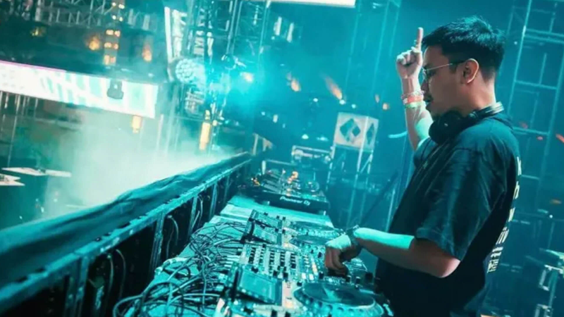 DJ BLEU CLAIR ASAL INDONESIA GUNCANG TOMORROWLAND